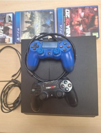 "Žaidimų konsolė Sony (1 vnt.) su žaidimų pulteliais (2 vnt.), laidais, žaidimų dėklais (3 vnt.)"